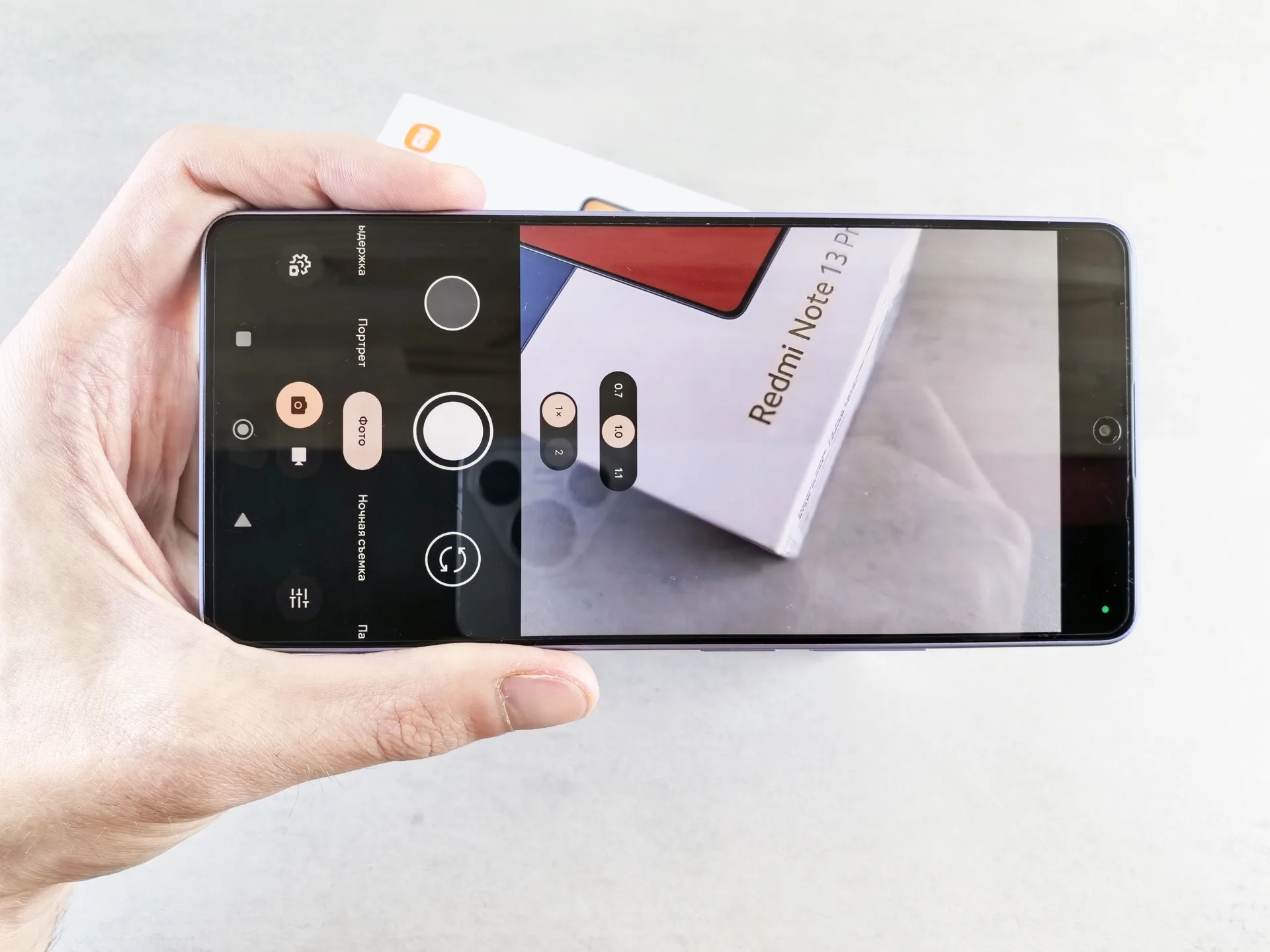 スマートフォンを持つ手元