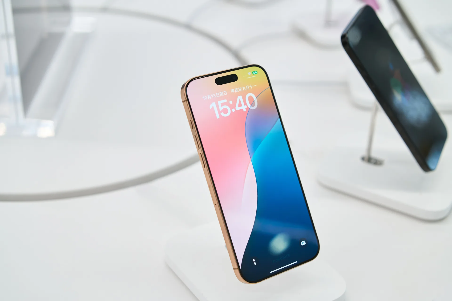 スマートフォンを持つ手元