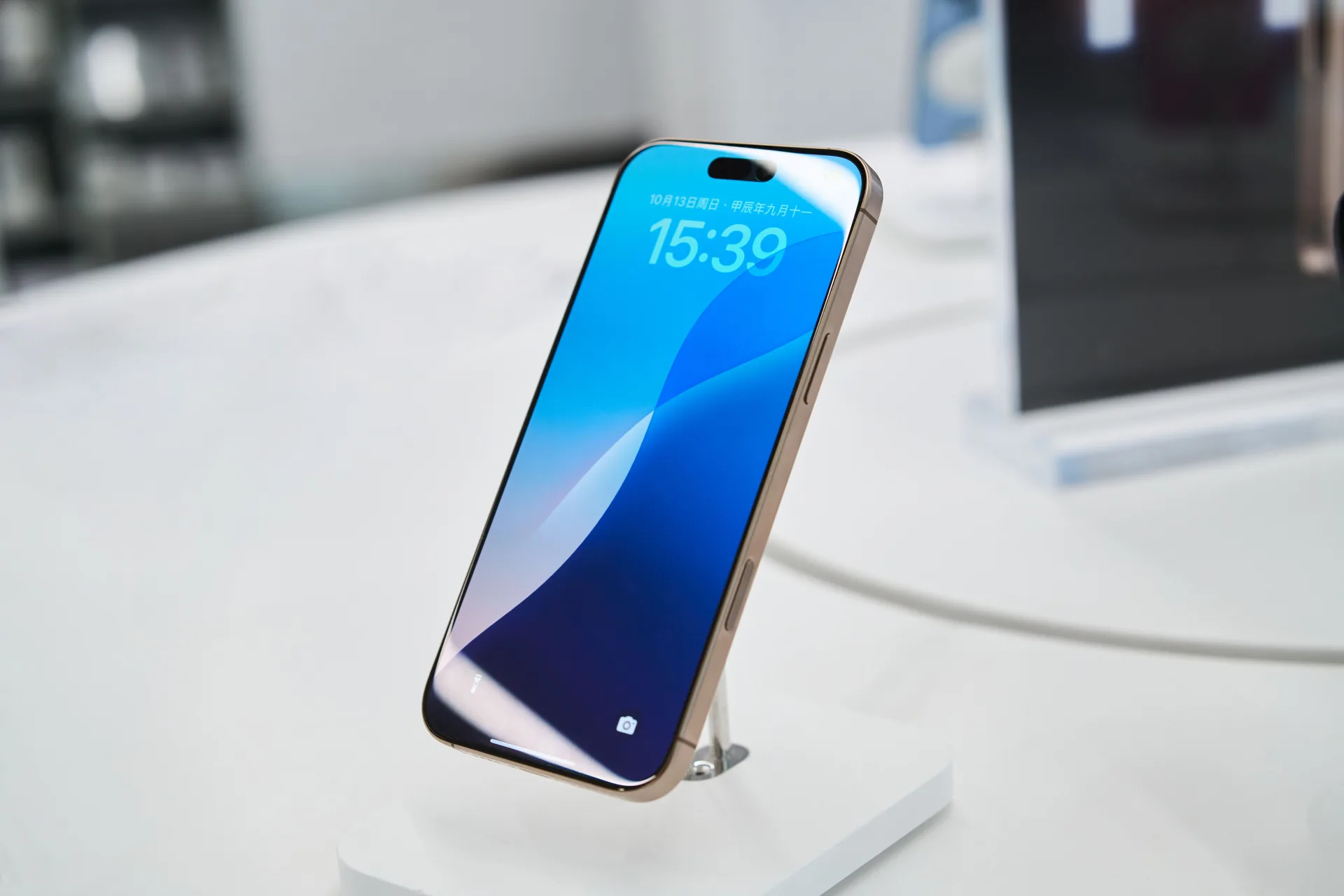 店頭に展示されたスマートフォン