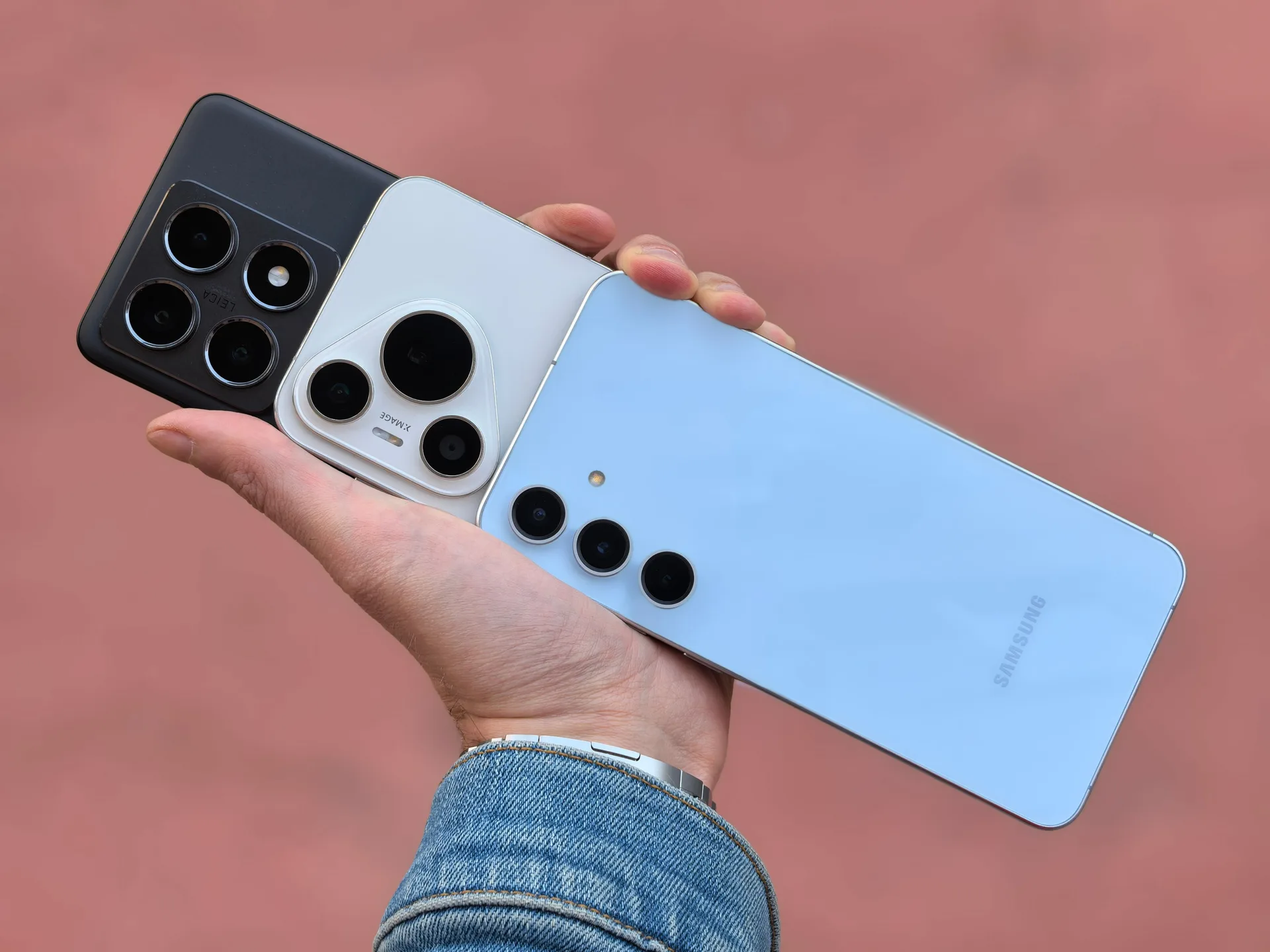 スマートフォンを持つ手元
