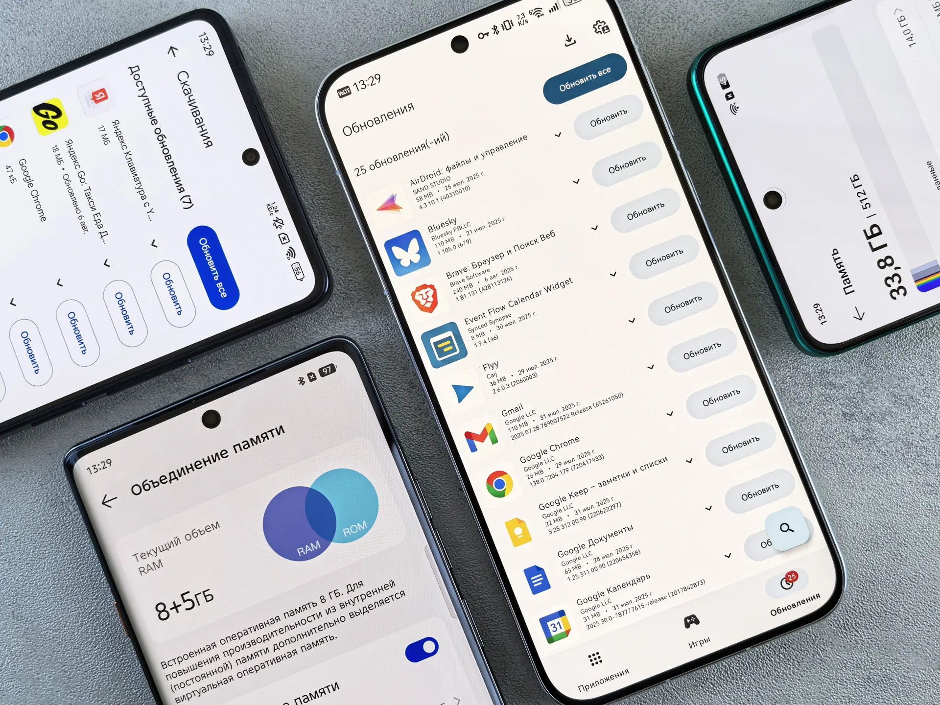 スマートフォンを持つ手元