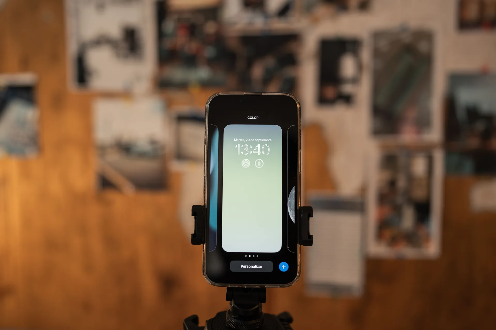 時刻を表示しているスマートフォン