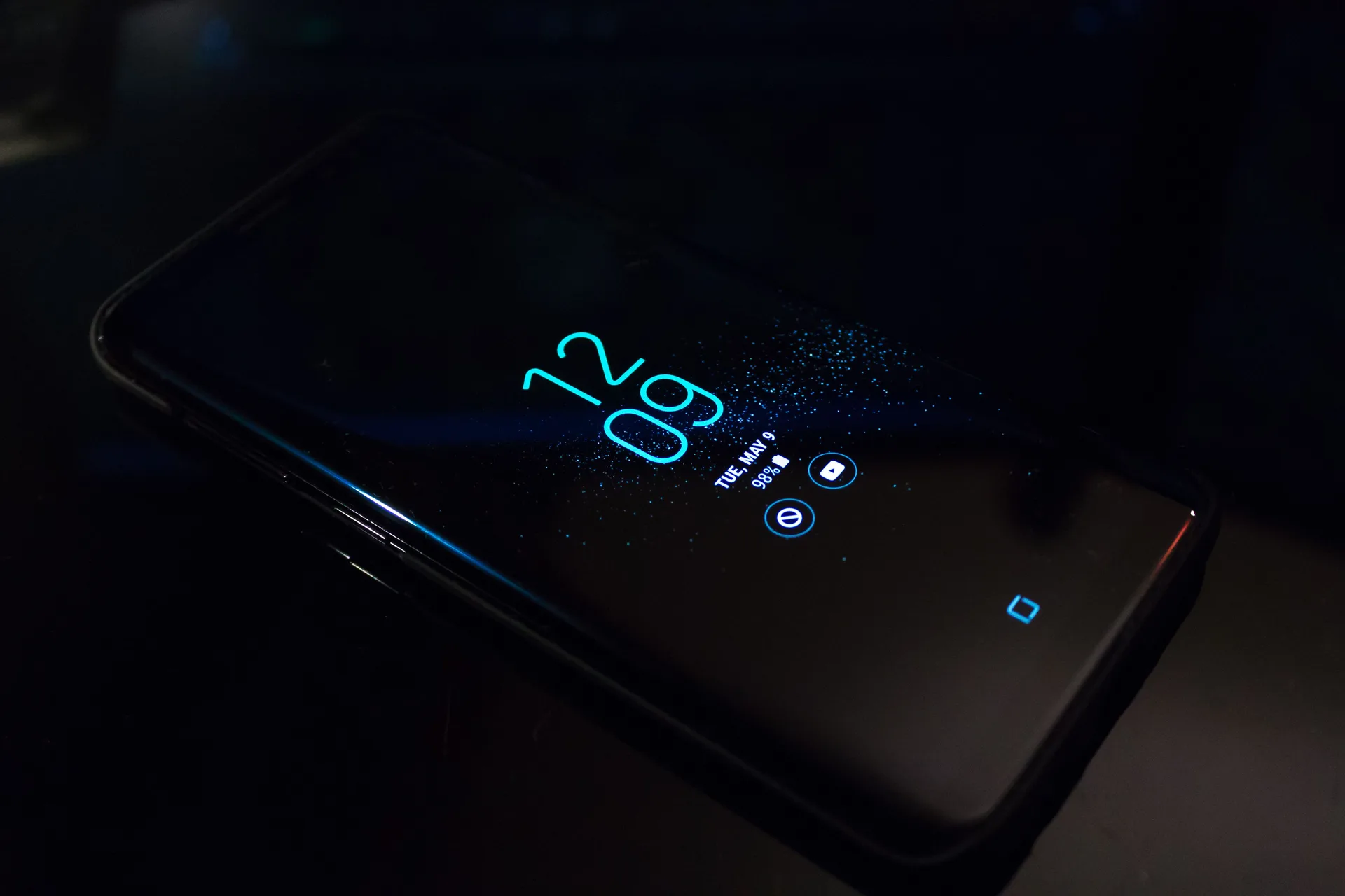 スマートフォンを持つ手元