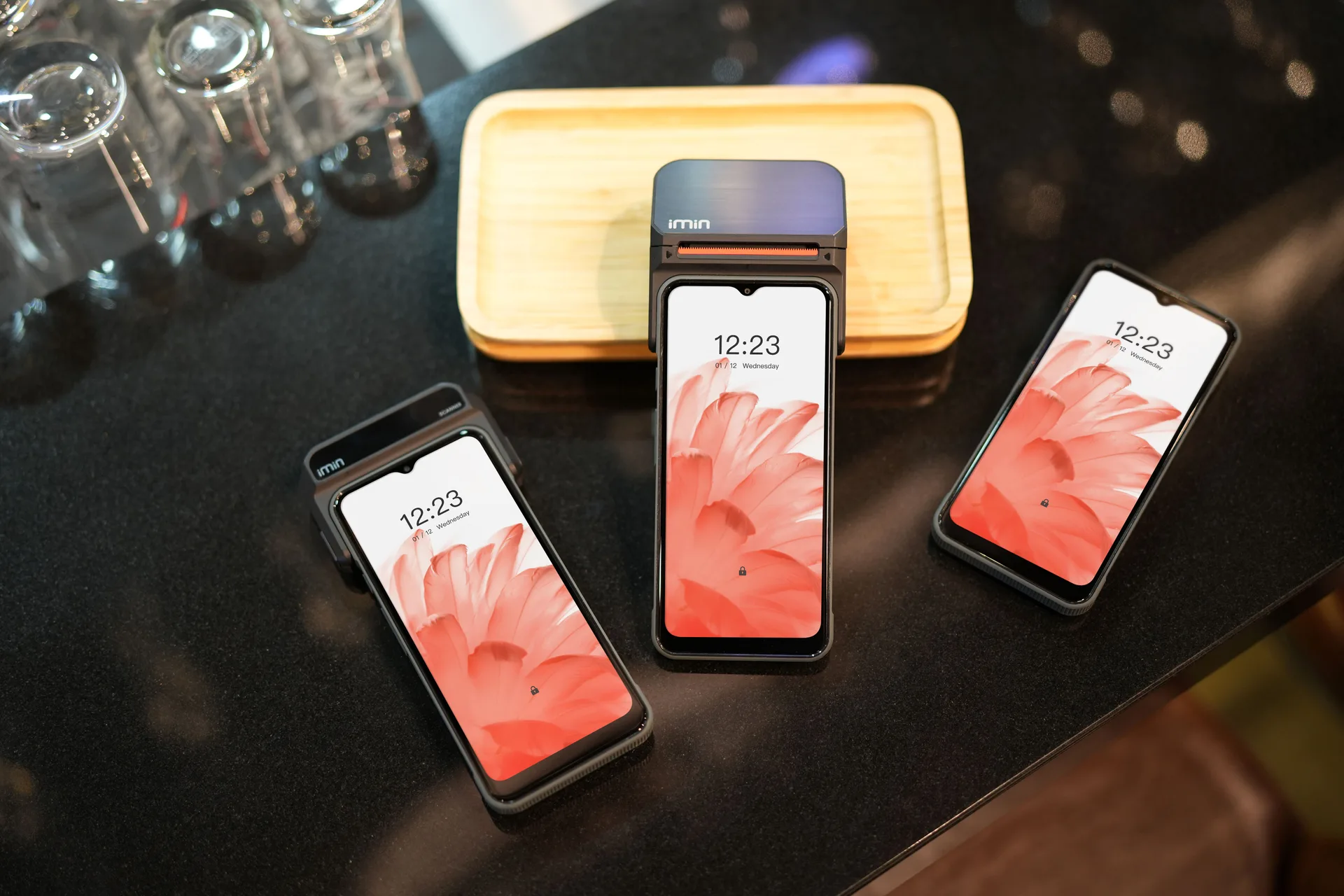 カウンターに並べられた3台のスマートフォン