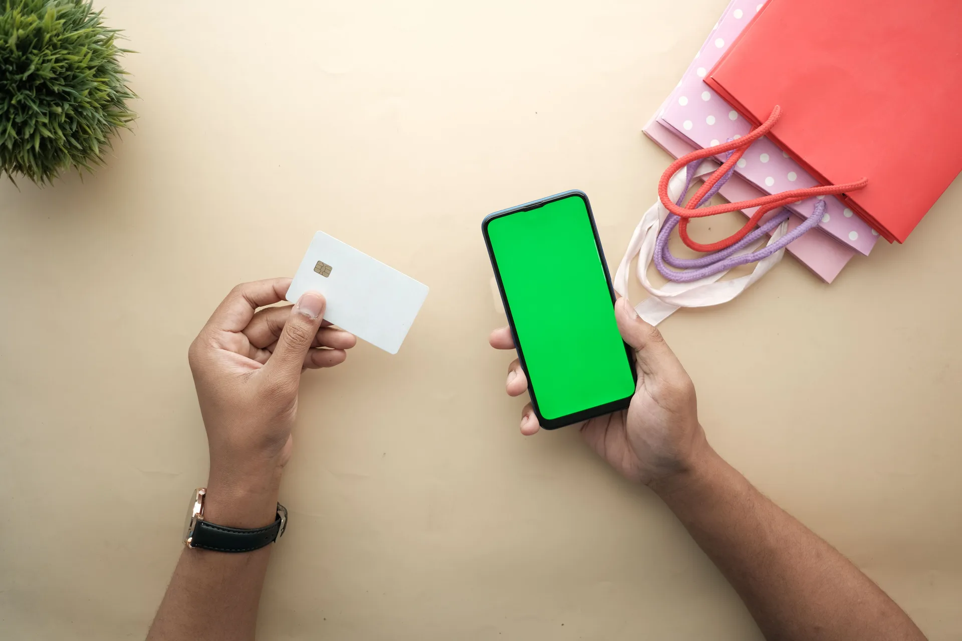 スマートフォンを持つ手元