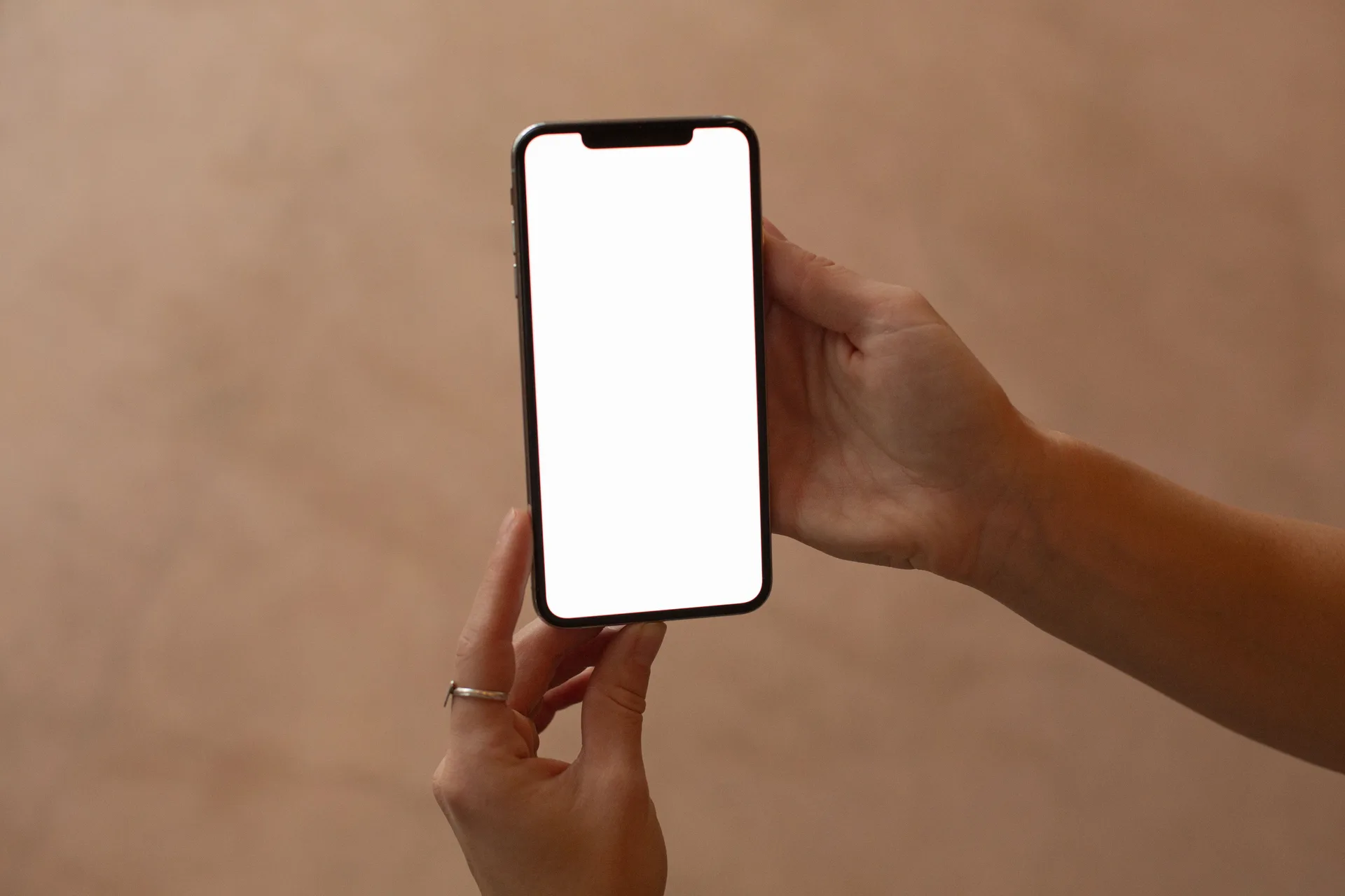 スマートフォンを持つ手元