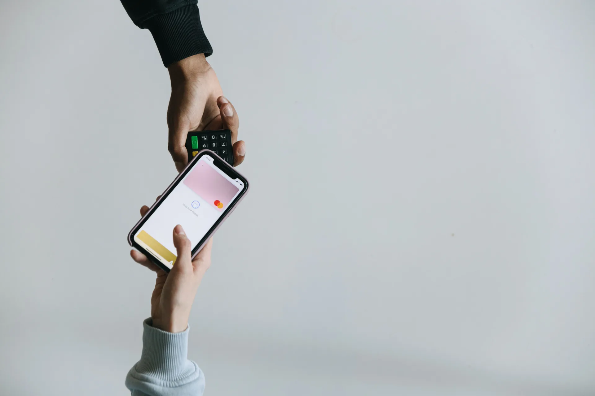 スマートフォンを持つ手元